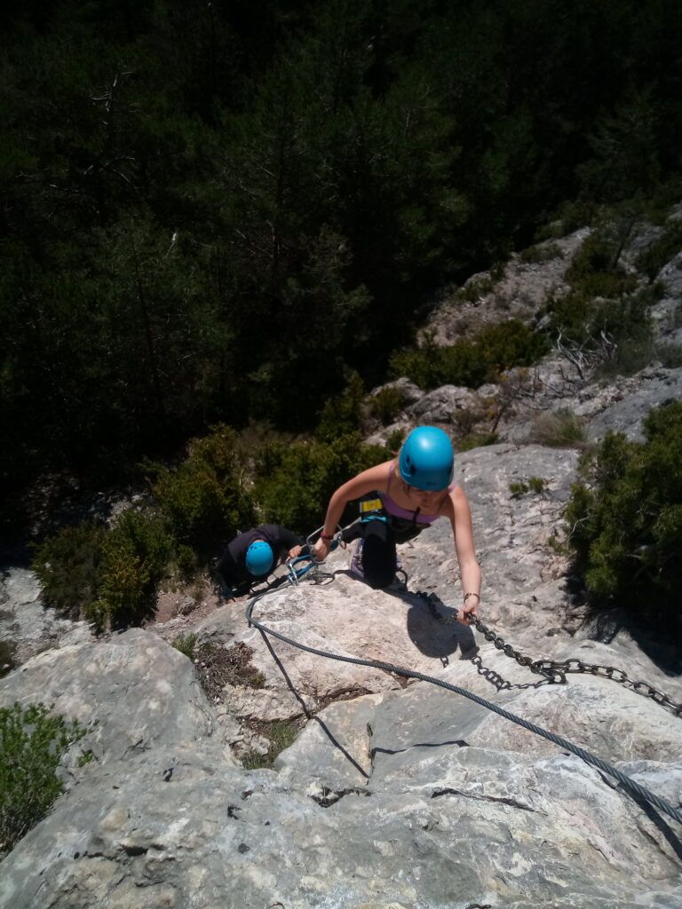 a través de les roques de Ferrata de l'embalatge