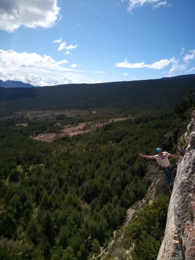 a través de les roques de Ferrata de l'embalatge