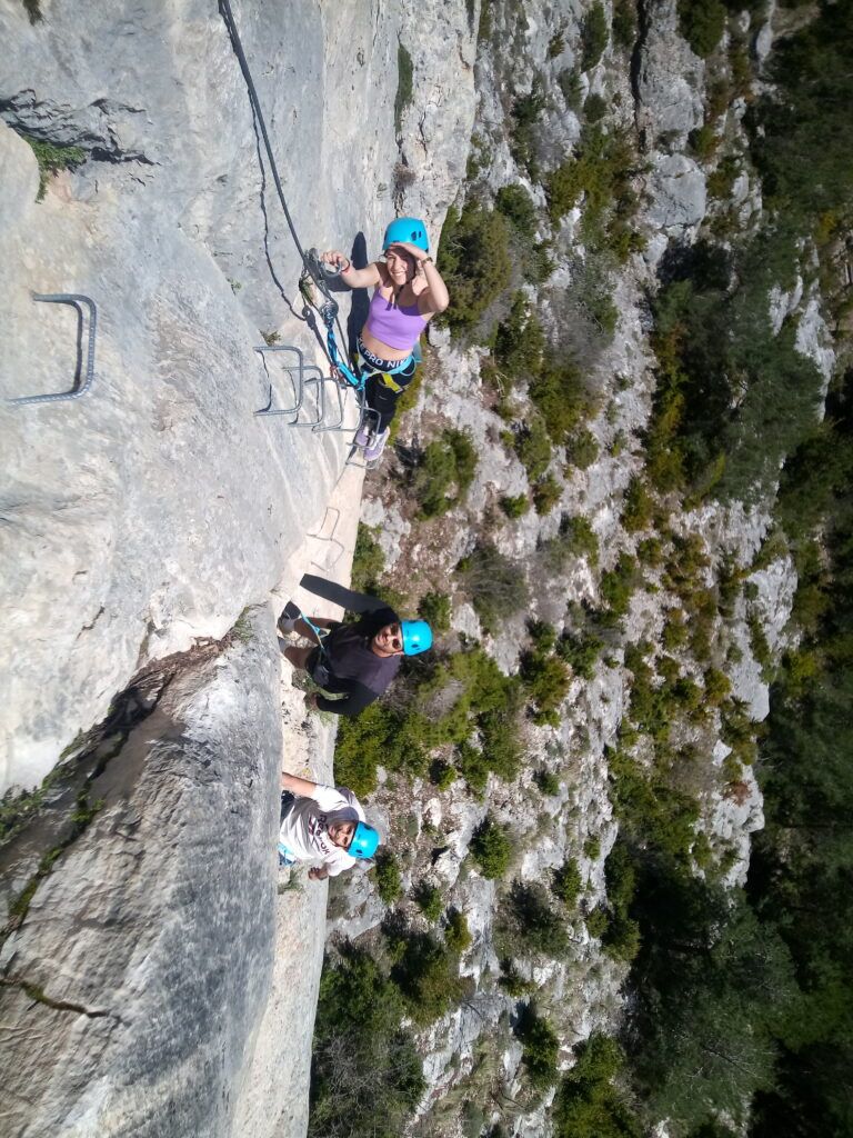a través de les roques de Ferrata de l'embalatge